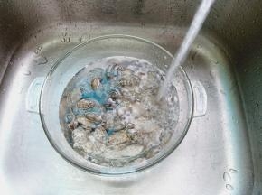 买回来的花蛤先用清水洗去表面的泥沙。