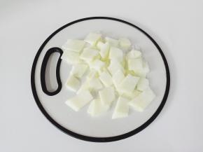 冬瓜削皮去籽，切成薄片。