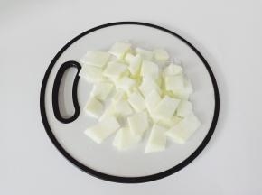 冬瓜削皮去籽，切成薄片。