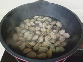 锅里水微开放入花蛤。