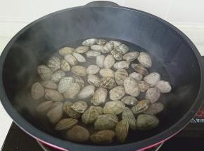 锅里水微开放入花蛤。