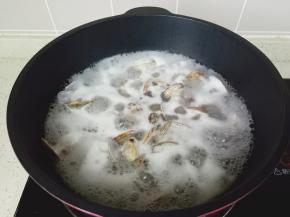 煮到花蛤都张开捞出，煮花蛤的水留着待会煮汤。