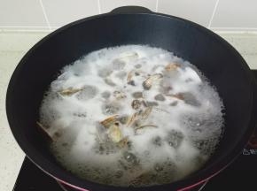 煮到花蛤都张开捞出，煮花蛤的水留着待会煮汤。