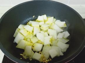 待蒜泥炒至金黄加入冬瓜片翻炒。