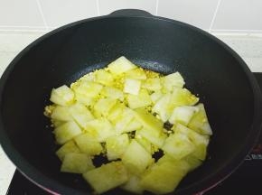 用铲子把冬瓜片翻炒均匀。