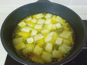 再加入刚才煮花蛤的汤，开大火煮五分钟。