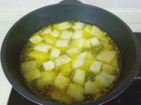 再加入刚才煮花蛤的汤，开大火煮五分钟。