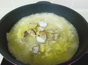 加入煮熟的花蛤。