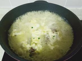 打散的鸡蛋淋入锅里。