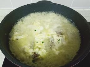 打散的鸡蛋淋入锅里。