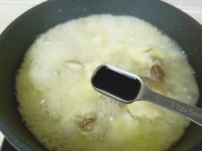 加生抽与盐调味。