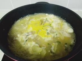 带待鸡蛋煮熟即可关火。