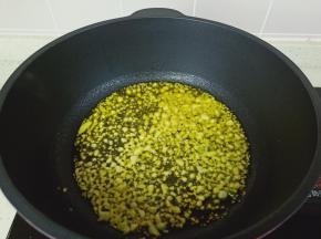 热锅凉油放入蒜泥炒香。