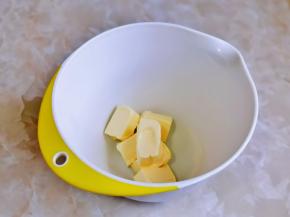 黄油室温软化至手指轻轻摁一下有个印子即可。