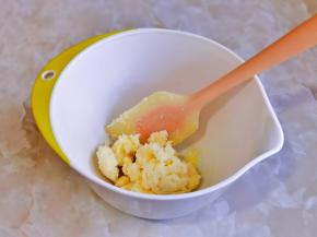 翻拌均匀，避免一会打发时糖粉溅出。