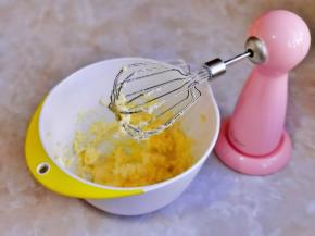 电动打蛋器打至体积变大，颜色变浅。