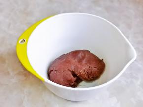 用刮刀翻版均匀至无干粉。