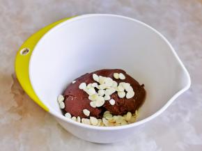 加入杏仁搅拌均匀。