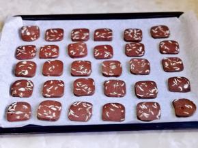 摆放在垫好油纸的烤盘中，间隔距离。