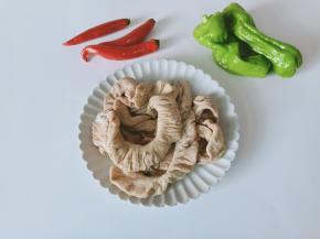 准备肥肠，青椒，红椒（猪大肠买的是店家提前焯了一遍水的）