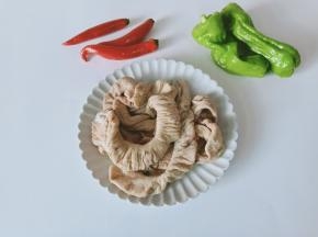 准备肥肠，青椒，红椒（猪大肠买的是店家提前焯了一遍水的）