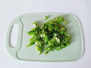 青椒对半切开，去籽切成丝。