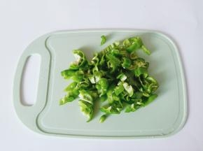 青椒对半切开，去籽切成丝。