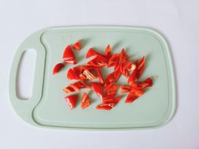 红椒清洗后对半切开，去籽同样切成丝。