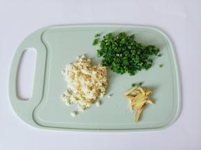 葱姜蒜分别切好备用。