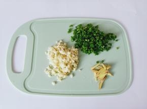 葱姜蒜分别切好备用。