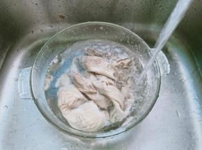 把买回来的肥肠清洗干净。