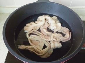 肥肠冷水下锅。