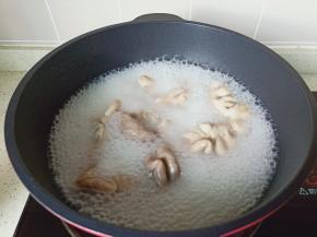 开大火将肥肠煮熟，煮的过程中有泡沫的给撇干净。