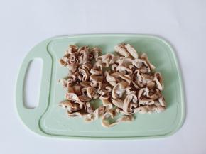 肥肠稍微凉一点，就可以切成丝。