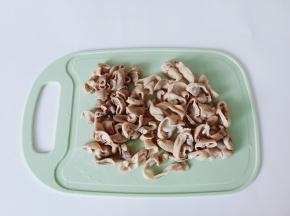 肥肠稍微凉一点，就可以切成丝。