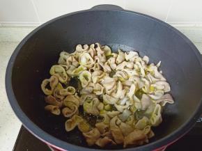 热锅热油放入肥肠爆炒。