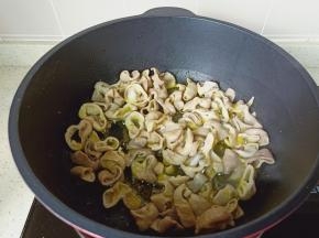 热锅热油放入肥肠爆炒。