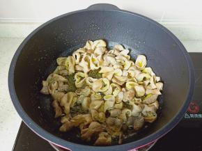 开大火把肥肠里面的肥油炒出来。