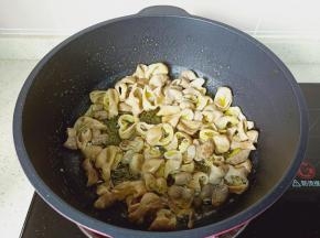 开大火把肥肠里面的肥油炒出来。