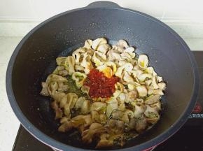 待肥油炒的差不多时间加入辣椒酱。