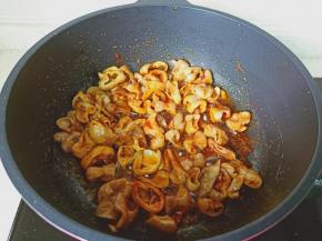 把辣椒酱翻炒均匀，炒出香味。