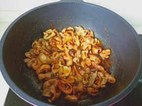 把辣椒酱翻炒均匀，炒出香味。