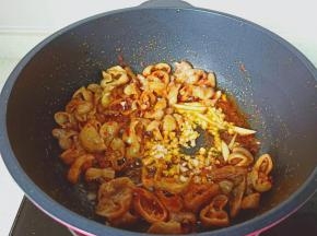 再加入蒜末，姜末翻炒。