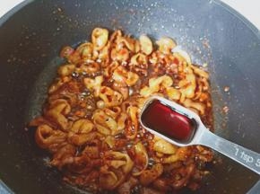 加蚝油提鲜，把调味料翻炒均匀。