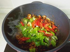 再加入切好的青红椒丝。