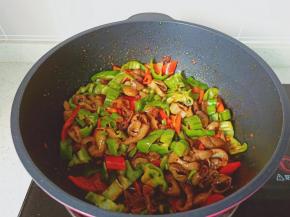开大火翻炒至青红椒断生。
