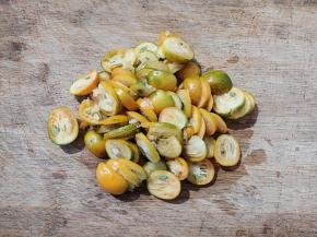 将金桔切片或对半切块，籽尽量不要丢掉哦。如果家有小孩子的话，可以把籽去掉。