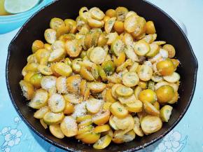 加入50克白糖腌渍几小时，有些人腌渍过夜，把金桔腌软一些。我腌了三四个小时。腌的时间长，果胶果糖会腌渍出来多点，至少腌2小时。