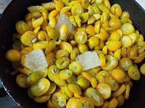 将腌好的金桔加入冰糖开始熬煮。如果有黄冰糖则口感更好一些，没有就和我一样用白冰糖。