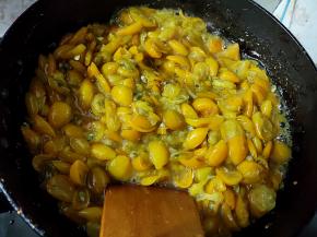 如果一开始比较干，可以加半碗至一碗水一起煮。一边煮，一边用铲子稍微用点力压一压。开始可以火大一点，后面转小火。中间要不时翻动搅拌，不然容易糊锅。